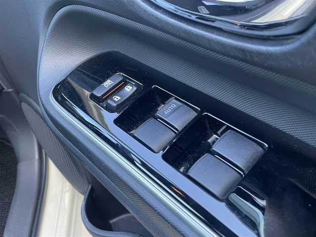 トヨタ アクア クロスオーバー 群馬県 2017(平29)年 6万km ベージュ 純正SDナビ（NSZT-Y66T）/AM/FM/CD/DVD/フルセグTV/SD/Bluetoothオーディオ/バックカメラ/ルーフレール/社外前方ドラレコ（DC-DR41）/ふらつき防止装置/レーンキープアシスト/プリクラッシュセーフティ/先行車発進お知らせ機能/オートライト/レベライザー/ハロゲンヘッドライト/オートマチックハイビーム/電動格納ウインカーミラー/ステアリングスイッチ/プッシュスタート/純正16インチアルミホイール/純正フロアマット/ビルトインETC/ハーフレザーシート/ECOモード/保証書/取扱説明書/スペアキー1本