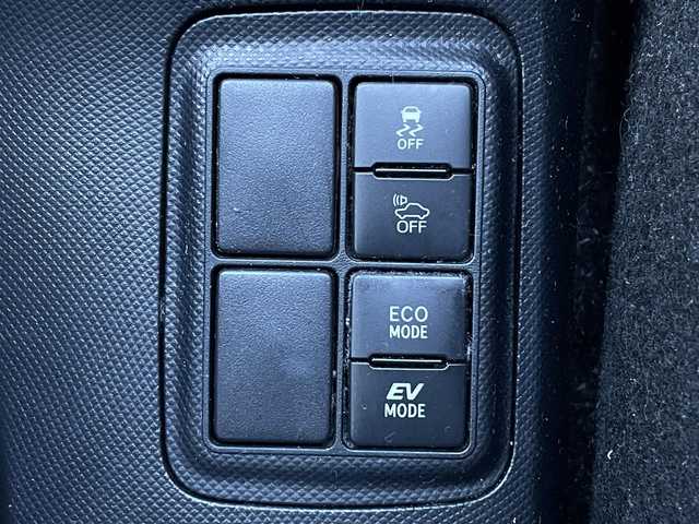 トヨタ アクア クロスオーバー 群馬県 2017(平29)年 6万km ベージュ 純正SDナビ（NSZT-Y66T）/AM/FM/CD/DVD/フルセグTV/SD/Bluetoothオーディオ/バックカメラ/ルーフレール/社外前方ドラレコ（DC-DR41）/ふらつき防止装置/レーンキープアシスト/プリクラッシュセーフティ/先行車発進お知らせ機能/オートライト/レベライザー/ハロゲンヘッドライト/オートマチックハイビーム/電動格納ウインカーミラー/ステアリングスイッチ/プッシュスタート/純正16インチアルミホイール/純正フロアマット/ビルトインETC/ハーフレザーシート/ECOモード/保証書/取扱説明書/スペアキー1本