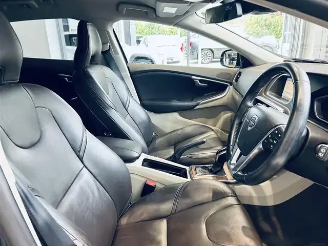 ボルボ Ｖ４０ T－4 スポーツ 大阪府 2014(平26)年 5.8万km 紺 200台限定車/ACC/BLIS/純正ナビ/TV/バックカメラ/純正17インチAW/HIDヘッドライト/クリアランスソナー/革シート/パワーシート/Dシートメモリ/シートヒーター/ETC/スマートキー