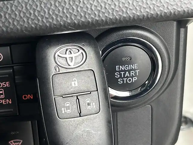 トヨタ ルーミー カスタムG 道央・札幌 2023(令5)年 0.9万km パールホワイトⅢ ・４WD/・寒冷地仕様/・社外ナビ/・バックカメラ/・ETC/・衝突軽減ブレーキ/・レーダークルーズコントロール/・パーキングソナー/・ワイパーデアイサー/・両側パワースライドドア/・純正AW/・LEDヘッドライト/・プッシュスタート/・スマートキー