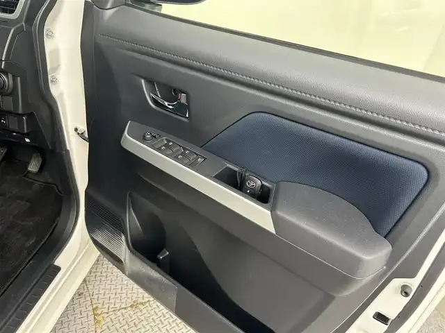 トヨタ ルーミー カスタムG 道央・札幌 2023(令5)年 0.9万km パールホワイトⅢ ・４WD/・寒冷地仕様/・社外ナビ/・バックカメラ/・ETC/・衝突軽減ブレーキ/・レーダークルーズコントロール/・パーキングソナー/・ワイパーデアイサー/・両側パワースライドドア/・純正AW/・LEDヘッドライト/・プッシュスタート/・スマートキー