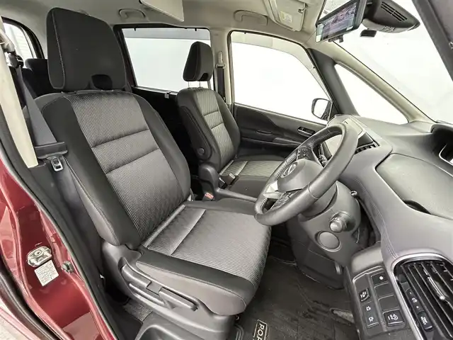 日産 セレナ ハイウェイスター V 愛知県 2022(令4)年 4万km マルーンレッド 2トーン 純正10インチナビ/　　・CD/DVD/フルセグ/BT/アラウンドビューモニター/デジタルインナーミラー/ドライブレコーダー/純正後席11インチフリップダウンモニター/ETC/ステアリングリモコン/プロパイロット/エマージェンシーブレーキ/オートブレーキホールド/後方車両検知機能/後側方衝突防止システム/車線逸脱防止警報機能/両側パワースライドドア/ハンズフリーオートスライド/デュアルバックドア/純正16インチアルミホイール/LEDヘッドライト/フォグランプ/社外AWスタッドレスタイヤセット積み込み/取扱説明書/保証書/スペアキー