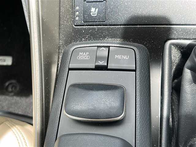 レクサス ＩＳ 300h 佐賀県 2013(平25)年 4万km ホワイトパールクリスタルシャイン 純正ナビ/Ｂｌｕｅｔｏｏｔｈ/CD/DVD/バックカメラ/ワンセグテレビ/オートライト/オートエアコン/パワーシート/シートヒーター/エアシート/サンルーフ/クルーズコントロール/プッシュスタート/パドルシフト/EVモード/SNOW/前後ドライブレコーダー/取扱説明書/保証書/記録簿