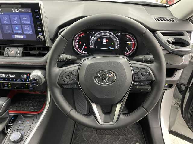 トヨタ ＲＡＶ４ アドベンチャー オフロードPKG 岡山県 2022(令4)年 1.6万km スーパーホワイトⅡ 純正９インチディスプレイオーディオ　/【BT/Carplay】/全周囲カメラ　/レーダークルーズコントロール　/シートヒーター　/エアシート　/ＬＥＤヘッドライト　/ＥＴＣ　/ドライブレコーダー前側　/ステアリングヒーター/スペアキー×1/パワーシート運転席/コーナセンサー前後/オートハイビーム/ダウンヒルアシスト/踏み間違い防止/オートブレーキホールド/ブラインドスポットモニター