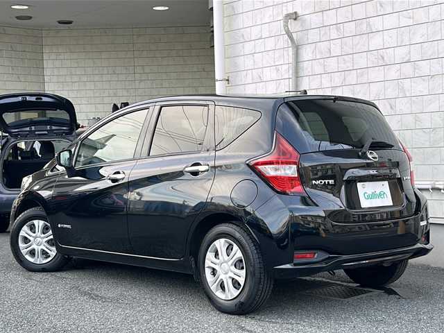日産 ノート e－パワー X 神奈川県 2017(平29)年 9.9万km スーパーブラック 純正ディーラーナビ(CD/SD/AUX/BT/ワンセグTV)/バックカメラ/衝突被害軽減ブレーキ/レーンキープアシスト/前車両発進アラート/横滑り防止装置/ETC/前方ドライブレコーダー/純正フロアマット/オートライト/ステアリングスイッチ/ISOFIX/保証書/取扱説明書