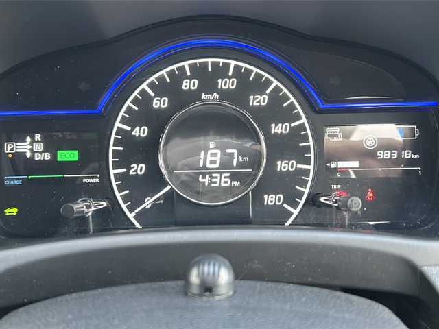 日産 ノート e－パワー X 神奈川県 2017(平29)年 9.9万km スーパーブラック 純正ディーラーナビ(CD/SD/AUX/BT/ワンセグTV)/バックカメラ/衝突被害軽減ブレーキ/レーンキープアシスト/前車両発進アラート/横滑り防止装置/ETC/前方ドライブレコーダー/純正フロアマット/オートライト/ステアリングスイッチ/ISOFIX/保証書/取扱説明書