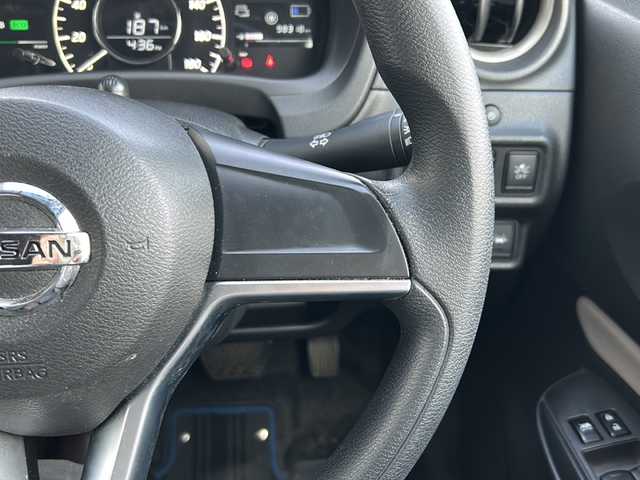 日産 ノート e－パワー X 神奈川県 2017(平29)年 9.9万km スーパーブラック 純正ディーラーナビ(CD/SD/AUX/BT/ワンセグTV)/バックカメラ/衝突被害軽減ブレーキ/レーンキープアシスト/前車両発進アラート/横滑り防止装置/ETC/前方ドライブレコーダー/純正フロアマット/オートライト/ステアリングスイッチ/ISOFIX/保証書/取扱説明書