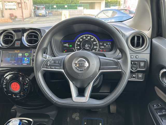 日産 ノート e－パワー X 神奈川県 2017(平29)年 9.9万km スーパーブラック 純正ディーラーナビ(CD/SD/AUX/BT/ワンセグTV)/バックカメラ/衝突被害軽減ブレーキ/レーンキープアシスト/前車両発進アラート/横滑り防止装置/ETC/前方ドライブレコーダー/純正フロアマット/オートライト/ステアリングスイッチ/ISOFIX/保証書/取扱説明書