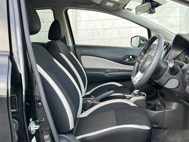 日産 ノート e－パワー X 神奈川県 2017(平29)年 9.9万km スーパーブラック 純正ディーラーナビ(CD/SD/AUX/BT/ワンセグTV)/バックカメラ/衝突被害軽減ブレーキ/レーンキープアシスト/前車両発進アラート/横滑り防止装置/ETC/前方ドライブレコーダー/純正フロアマット/オートライト/ステアリングスイッチ/ISOFIX/保証書/取扱説明書