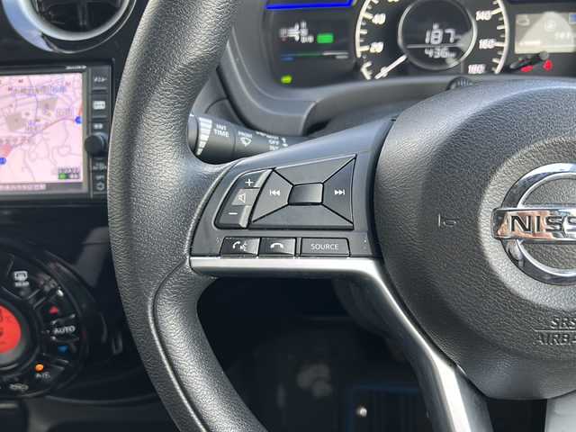 日産 ノート e－パワー X 神奈川県 2017(平29)年 9.9万km スーパーブラック 純正ディーラーナビ(CD/SD/AUX/BT/ワンセグTV)/バックカメラ/衝突被害軽減ブレーキ/レーンキープアシスト/前車両発進アラート/横滑り防止装置/ETC/前方ドライブレコーダー/純正フロアマット/オートライト/ステアリングスイッチ/ISOFIX/保証書/取扱説明書