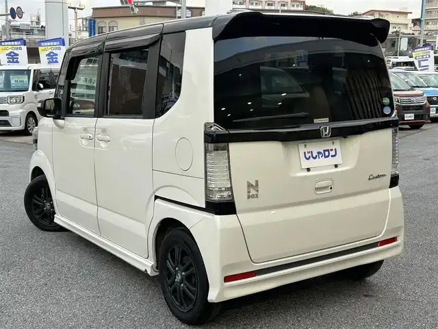 ホンダ Ｎ ＢＯＸ 2トーン カスタム G Lパッケージ 沖縄県 2015(平27)年 6.2万km プレミアムホワイトパールⅡ (株)IDOMが運営する【じしゃロンコザ店】の自社ローン専用車両になりますこちらは現金またはオートローンご利用時の価格です。自社ローンご希望の方は別途その旨お申付け下さい/純正ナビ　/フルセグＴＶ　/ＥＴＣ　/ドライブレコーダー前後　/ＤＶＤ再生　/Ｂｌｕｅｔｏｏｔｈ接続　/片側パワースライドドア　/パワーステアリング　/キセノンヘッドライト　/オートライト　/プッシュスタート