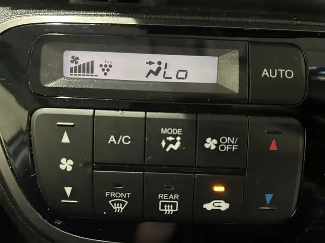 ホンダ Ｎ ＢＯＸ 2トーン カスタム G Lパッケージ 沖縄県 2015(平27)年 6.2万km プレミアムホワイトパールⅡ (株)IDOMが運営する【じしゃロンコザ店】の自社ローン専用車両になりますこちらは現金またはオートローンご利用時の価格です。自社ローンご希望の方は別途その旨お申付け下さい/純正ナビ　/フルセグＴＶ　/ＥＴＣ　/ドライブレコーダー前後　/ＤＶＤ再生　/Ｂｌｕｅｔｏｏｔｈ接続　/片側パワースライドドア　/パワーステアリング　/キセノンヘッドライト　/オートライト　/プッシュスタート