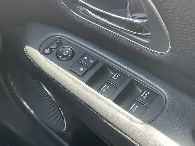 ホンダ ヴェゼル ハイブリッド Z 長崎県 2014(平26)年 11.6万km ホワイトオーキッドパール (株)IDOMが運営する【じしゃロン長崎店】の自社ローン専用車両になりますこちらは現金またはオートローンご利用時の価格です。自社ローンご希望の方は別途その旨お申付け下さい/ナビ　/バックカメラ　/ハーフレザーシート　/シートヒーター　/クルーズコントロール　/衝突被害軽減ブレーキ　/ＬＥＤヘッドライト　/オートライト　/パドルシフト　/ＥＴＣ　/コーナーセンサー　/プッシュスタート/スマートキー/電格ミラー