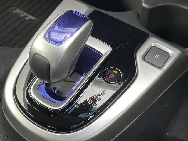 ホンダ フィット ハイブリット Fパッケージ 福岡県 2016(平28)年 7.6万km プレミアムホワイトパールⅡ 純正ナビ（ＶＸＭ－１６４ＣＳｉ）/ワンセグTV/CD/BT/SD/バックカメラ/衝突軽減/前後ドラレコ/スマートキー/プッシュスタート/ＥＴＣ/ステアリングリモコン/社外アルミ/ドアバイザー/オートエアコン
