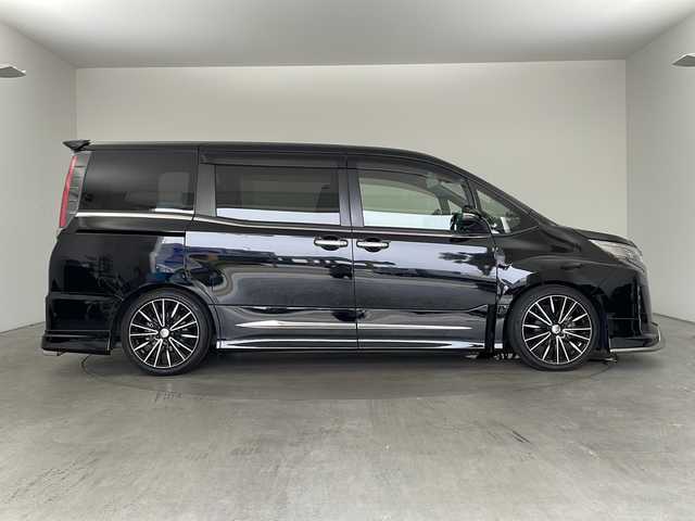 トヨタ ノア Si ダブルバイビーⅡ 兵庫県 2019(令1)年 2.3万km ブラック ・純正9インチナビ&TV&CD&DVD&BT&HDMI&SD/・純正12.1インチフリップダウンモニター/・両側パワースライドドア/・純正プレミアムサウンドシステム/・モデリスタ(フロント・サイド・リア)/・トヨタセーフティセンス/・プリクラッシュセーフティ/・レーンディパーチャーアラート/・クリアランスソナー/・オートマチックハイビーム/・LEDヘッドライト/・RAYS 18インチAW/・社外パーフェクトダンパー５Gスペシャル/・全長式車高調キット/・BRITZ スロットルコントローラー/・ルームミラー一体型レーダー探知機/・クルーズコントロール/・パーキングサポートブレーキ/・先行車発進告知/・ハーフレザーシート/・オットマン/・フォグランプ/・ビルトインETC2.0/・純正ドライブレコーダー/・プッシュスタート/・スペアキー/・ステアリングリモコン