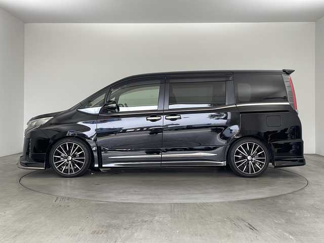トヨタ ノア Si ダブルバイビーⅡ 兵庫県 2019(令1)年 2.3万km ブラック ・純正9インチナビ&TV&CD&DVD&BT&HDMI&SD/・純正12.1インチフリップダウンモニター/・両側パワースライドドア/・純正プレミアムサウンドシステム/・モデリスタ(フロント・サイド・リア)/・トヨタセーフティセンス/・プリクラッシュセーフティ/・レーンディパーチャーアラート/・クリアランスソナー/・オートマチックハイビーム/・LEDヘッドライト/・RAYS 18インチAW/・社外パーフェクトダンパー５Gスペシャル/・全長式車高調キット/・BRITZ スロットルコントローラー/・ルームミラー一体型レーダー探知機/・クルーズコントロール/・パーキングサポートブレーキ/・先行車発進告知/・ハーフレザーシート/・オットマン/・フォグランプ/・ビルトインETC2.0/・純正ドライブレコーダー/・プッシュスタート/・スペアキー/・ステアリングリモコン