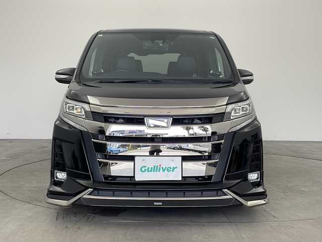 トヨタ ノア Si ダブルバイビーⅡ 兵庫県 2019(令1)年 2.3万km ブラック ・純正9インチナビ&TV&CD&DVD&BT&HDMI&SD/・純正12.1インチフリップダウンモニター/・両側パワースライドドア/・純正プレミアムサウンドシステム/・モデリスタ(フロント・サイド・リア)/・トヨタセーフティセンス/・プリクラッシュセーフティ/・レーンディパーチャーアラート/・クリアランスソナー/・オートマチックハイビーム/・LEDヘッドライト/・RAYS 18インチAW/・社外パーフェクトダンパー５Gスペシャル/・全長式車高調キット/・BRITZ スロットルコントローラー/・ルームミラー一体型レーダー探知機/・クルーズコントロール/・パーキングサポートブレーキ/・先行車発進告知/・ハーフレザーシート/・オットマン/・フォグランプ/・ビルトインETC2.0/・純正ドライブレコーダー/・プッシュスタート/・スペアキー/・ステアリングリモコン