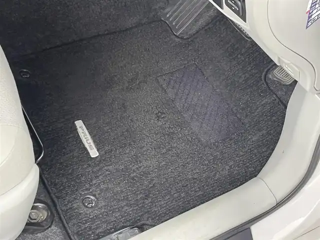 トヨタ プリウス S 群馬県 2015(平27)年 6.1万km ホワイトパールクリスタルシャイン 純正７インチナビ　バックカメラ　ＨＩＤオートライト　フォグランプ　ステリングリモコン　プッシュスタート　スマートキー　ＥＴＣ　横滑り防止装置　純正フロアマット　カーテンエアバッグ　オートエアコン　禁煙