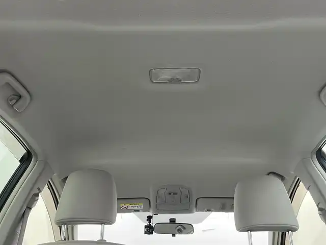 トヨタ プリウス S 群馬県 2015(平27)年 6.1万km ホワイトパールクリスタルシャイン 純正７インチナビ　バックカメラ　ＨＩＤオートライト　フォグランプ　ステリングリモコン　プッシュスタート　スマートキー　ＥＴＣ　横滑り防止装置　純正フロアマット　カーテンエアバッグ　オートエアコン　禁煙