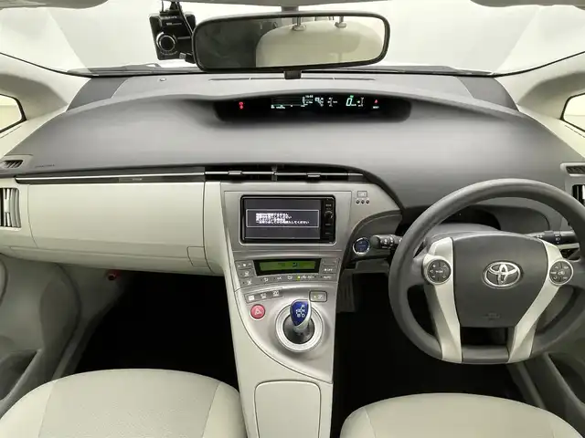 トヨタ プリウス S 群馬県 2015(平27)年 6.1万km ホワイトパールクリスタルシャイン 純正７インチナビ　バックカメラ　ＨＩＤオートライト　フォグランプ　ステリングリモコン　プッシュスタート　スマートキー　ＥＴＣ　横滑り防止装置　純正フロアマット　カーテンエアバッグ　オートエアコン　禁煙