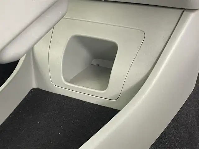 トヨタ プリウス S 群馬県 2015(平27)年 6.1万km ホワイトパールクリスタルシャイン 純正７インチナビ　バックカメラ　ＨＩＤオートライト　フォグランプ　ステリングリモコン　プッシュスタート　スマートキー　ＥＴＣ　横滑り防止装置　純正フロアマット　カーテンエアバッグ　オートエアコン　禁煙