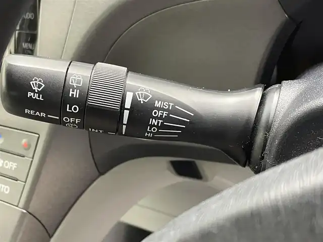 トヨタ プリウス S 群馬県 2015(平27)年 6.1万km ホワイトパールクリスタルシャイン 純正７インチナビ　バックカメラ　ＨＩＤオートライト　フォグランプ　ステリングリモコン　プッシュスタート　スマートキー　ＥＴＣ　横滑り防止装置　純正フロアマット　カーテンエアバッグ　オートエアコン　禁煙