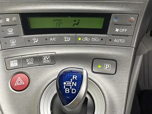 トヨタ プリウス S 群馬県 2015(平27)年 6.1万km ホワイトパールクリスタルシャイン 純正７インチナビ　バックカメラ　ＨＩＤオートライト　フォグランプ　ステリングリモコン　プッシュスタート　スマートキー　ＥＴＣ　横滑り防止装置　純正フロアマット　カーテンエアバッグ　オートエアコン　禁煙