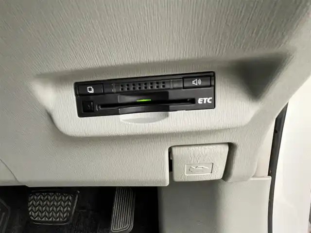 トヨタ プリウス S 群馬県 2015(平27)年 6.1万km ホワイトパールクリスタルシャイン 純正７インチナビ　バックカメラ　ＨＩＤオートライト　フォグランプ　ステリングリモコン　プッシュスタート　スマートキー　ＥＴＣ　横滑り防止装置　純正フロアマット　カーテンエアバッグ　オートエアコン　禁煙