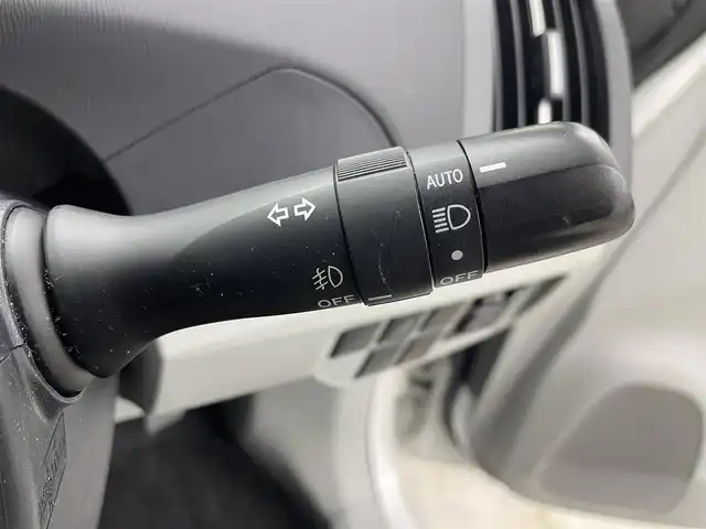 トヨタ プリウス S 群馬県 2015(平27)年 6.1万km ホワイトパールクリスタルシャイン 純正７インチナビ　バックカメラ　ＨＩＤオートライト　フォグランプ　ステリングリモコン　プッシュスタート　スマートキー　ＥＴＣ　横滑り防止装置　純正フロアマット　カーテンエアバッグ　オートエアコン　禁煙