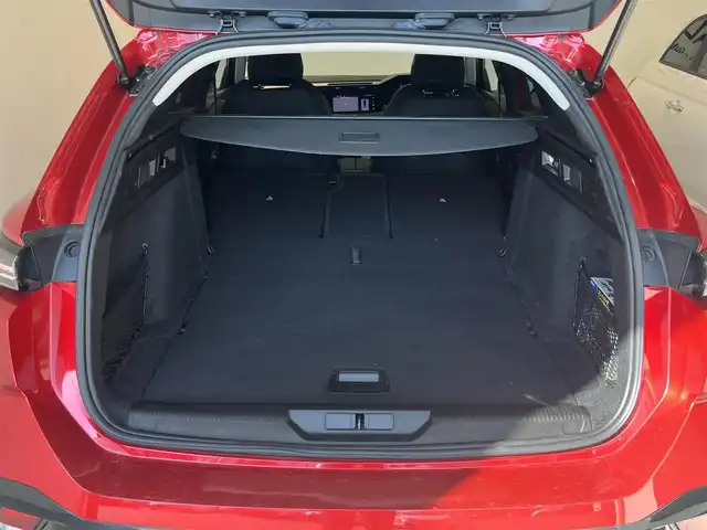 プジョー ３０８ SW アリュール ブルーHDi 岐阜県 2022(令4)年 1.6万km 赤 PEUGEOT i Connect/　Bluetooth FM AM/AppleCarPlay/Android Auto/アクティブセーフティブレーキ/アクティブクルーズコントロール　ストップアンドゴー機能付/レーンポジショニングアシスト/リアクロストラフィックアラート/ブラインドスポットモニターシステム/トラフィックサインインフォメーション/エレクトリックパーキングブレーキ/ブレーキアシスト/インテリアアンビエンスランプ/ドライバーアテンションアラート/フロントシートベルトプリテンショナー