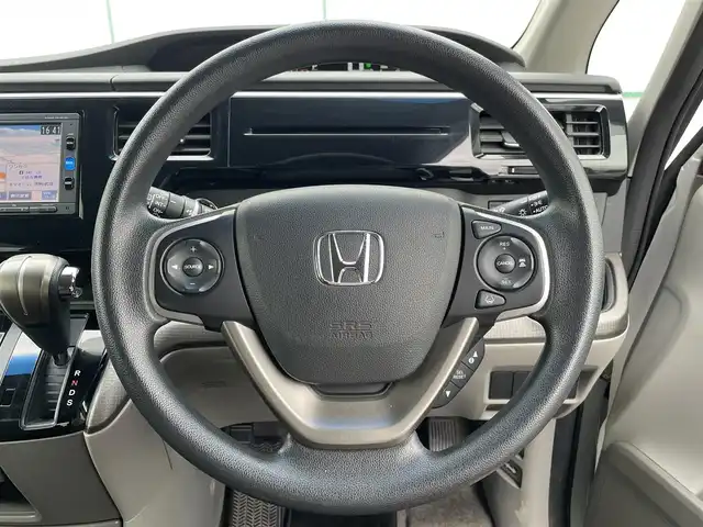 ホンダ ステップワゴン G 山梨県 2016(平28)年 14.3万km ホワイトオーキッドパール ワンオーナー/4WD/純正SDナビ(VXM-164CSi)/純正CD/DVD/Bluetooth接続/バックカメラ/純正ドライブレコーダー/両側電動スライドドア/ETC/衝突被害軽減システム/レーンキープアシスト/横滑り防止装置/取扱説明書/保証書