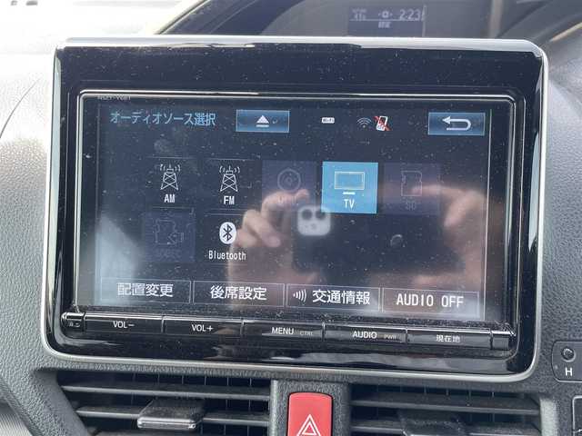 トヨタ ノア Si ダブルバイビー 群馬県 2017(平29)年 11.8万km アイスチタニウムマイカメタリック 純正9型SDナビ/（CD/DVD/SD/Bluetooth/MSV）/フルセグテレビ/バックカメラ/純正12.1型フリップダウンモニター/セーフティセンスC/・プリクラッシュセーフティシステム/・レーンディパーチャーアラート/・オートマチックハイビーム/クルーズコントロール/両側パワースライドドア/ハーフレザーシート/純正ドライブレコーダー/LEDヘッドランプ/ETC/プッシュスタート/純正フロアマット/純正ドアバイザー/保証書/取扱説明書/スペアキー