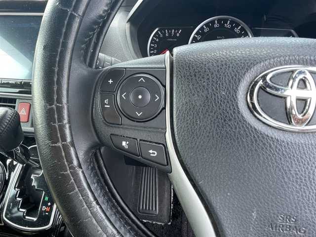 トヨタ ノア Si ダブルバイビー 群馬県 2017(平29)年 11.8万km アイスチタニウムマイカメタリック 純正9型SDナビ/（CD/DVD/SD/Bluetooth/MSV）/フルセグテレビ/バックカメラ/純正12.1型フリップダウンモニター/セーフティセンスC/・プリクラッシュセーフティシステム/・レーンディパーチャーアラート/・オートマチックハイビーム/クルーズコントロール/両側パワースライドドア/ハーフレザーシート/純正ドライブレコーダー/LEDヘッドランプ/ETC/プッシュスタート/純正フロアマット/純正ドアバイザー/保証書/取扱説明書/スペアキー