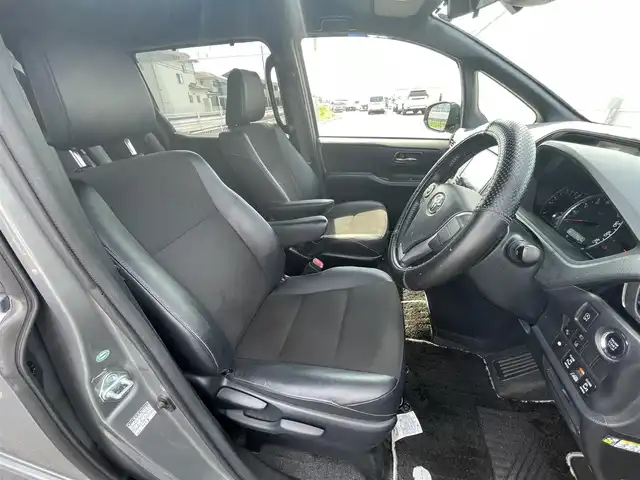 トヨタ ノア Si ダブルバイビー 群馬県 2017(平29)年 11.8万km アイスチタニウムマイカメタリック 純正9型SDナビ/（CD/DVD/SD/Bluetooth/MSV）/フルセグテレビ/バックカメラ/純正12.1型フリップダウンモニター/セーフティセンスC/・プリクラッシュセーフティシステム/・レーンディパーチャーアラート/・オートマチックハイビーム/クルーズコントロール/両側パワースライドドア/ハーフレザーシート/純正ドライブレコーダー/LEDヘッドランプ/ETC/プッシュスタート/純正フロアマット/純正ドアバイザー/保証書/取扱説明書/スペアキー