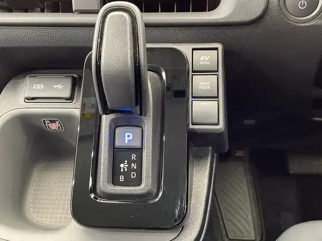 トヨタ シエンタ ハイブリッド Z 栃木県 2024(令6)年 1.4万km アーバンカーキ 純正メモリナビ/（Bluetooth/USB/フルセグTV）/バックカメラ/全方位カメラ/トヨタチームメイト/プリクラッシュセーフティ/レーンデパーチャーアラート/ロードサインアシスト/オートマチックハイビーム/ETC/両側パワースライドドア/オートライト/LEDヘッドライト/横滑り防止装置/スマートキー/プッシュスタート/アイドリングストップ/ステアリングスイッチ/電動格納ミラー/純正フロアマット