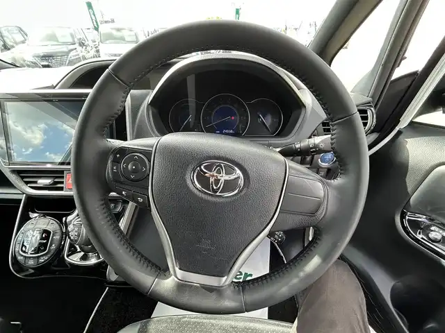 トヨタ ヴォクシー ハイブリッド ZS 煌Ⅲ 福岡県 2021(令3)年 2.5万km ホワイトパールクリスタルシャイン 純正10型メモリーナビ【フルセグTV・CD・DVD・HDMI】 バックモニター 後席モニター コーナーセンサー 両側パワスラ クルーズコントロール ドラレコ ビルトインETC2.0 シートヒーター スマートキー 純正LEDヘッドライト 純正フロアマット 純正アルミホイール プッシュスタート