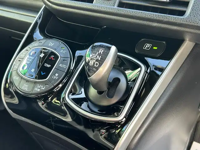 トヨタ ヴォクシー ハイブリッド ZS 煌Ⅲ 福岡県 2021(令3)年 2.5万km ホワイトパールクリスタルシャイン 純正10型メモリーナビ【フルセグTV・CD・DVD・HDMI】 バックモニター 後席モニター コーナーセンサー 両側パワスラ クルーズコントロール ドラレコ ビルトインETC2.0 シートヒーター スマートキー 純正LEDヘッドライト 純正フロアマット 純正アルミホイール プッシュスタート