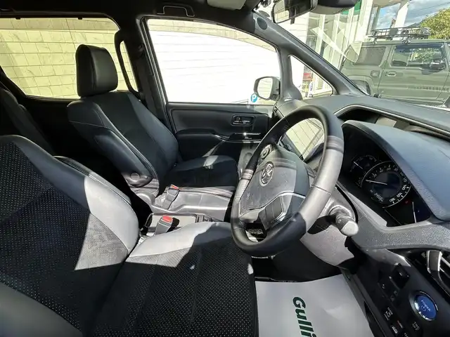 トヨタ ヴォクシー ハイブリッド ZS 煌Ⅲ 福岡県 2021(令3)年 2.5万km ホワイトパールクリスタルシャイン 純正10型メモリーナビ【フルセグTV・CD・DVD・HDMI】 バックモニター 後席モニター コーナーセンサー 両側パワスラ クルーズコントロール ドラレコ ビルトインETC2.0 シートヒーター スマートキー 純正LEDヘッドライト 純正フロアマット 純正アルミホイール プッシュスタート