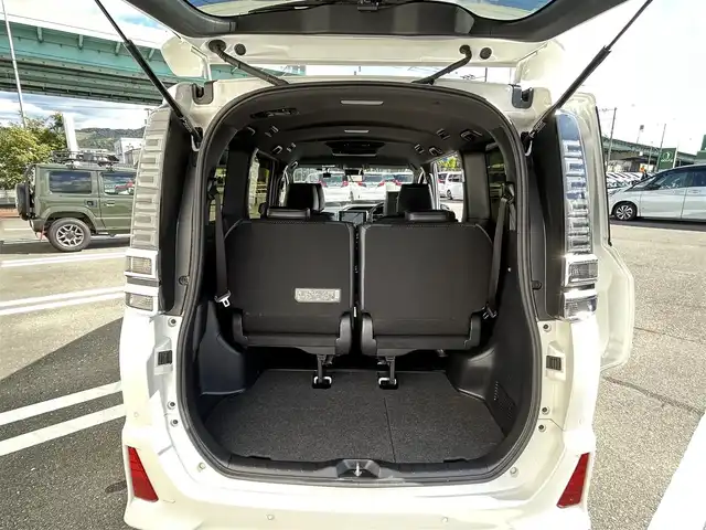 トヨタ ヴォクシー ハイブリッド ZS 煌Ⅲ 福岡県 2021(令3)年 2.5万km ホワイトパールクリスタルシャイン 純正10型メモリーナビ【フルセグTV・CD・DVD・HDMI】 バックモニター 後席モニター コーナーセンサー 両側パワスラ クルーズコントロール ドラレコ ビルトインETC2.0 シートヒーター スマートキー 純正LEDヘッドライト 純正フロアマット 純正アルミホイール プッシュスタート