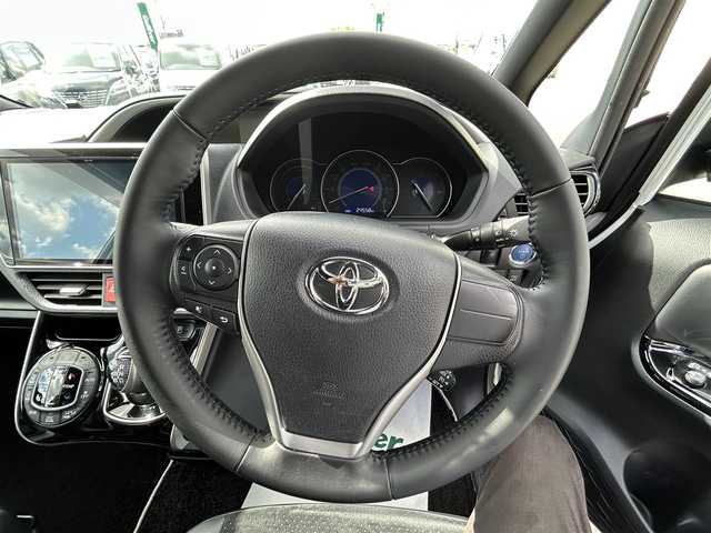 トヨタ ヴォクシー ハイブリッド ZS 煌Ⅲ 福岡県 2021(令3)年 2.5万km ホワイトパールクリスタルシャイン 純正10型メモリーナビ【フルセグTV・CD・DVD・HDMI】 バックモニター 後席モニター コーナーセンサー 両側パワスラ クルーズコントロール ドラレコ ビルトインETC2.0 シートヒーター スマートキー 純正LEDヘッドライト 純正フロアマット 純正アルミホイール プッシュスタート