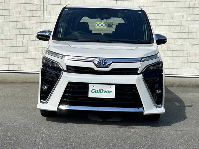 トヨタ ヴォクシー ハイブリッド ZS 煌Ⅲ 福岡県 2021(令3)年 2.5万km ホワイトパールクリスタルシャイン 純正10型メモリーナビ【フルセグTV・CD・DVD・HDMI】 バックモニター 後席モニター コーナーセンサー 両側パワスラ クルーズコントロール ドラレコ ビルトインETC2.0 シートヒーター スマートキー 純正LEDヘッドライト 純正フロアマット 純正アルミホイール プッシュスタート
