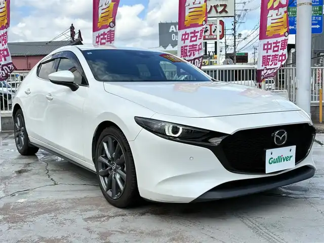 マツダ マツダ３ファストバック 20S Lパッケージ 京都府 2019(令1)年 2.8万km スノーフレイクホワイトパールマイカ ワンオーナー /360°セーフティパッケージ/マツダコネクトナビ/　CD DVD USB HDMI フルセグTV/黒革シート/運転席PWシート/前席シートヒーター/ステアリングヒーター/前後ドラレコ/レーダークルーズ コントロール/BSM /レーンキープアシスト/ヘッドアップディスプレー/パドルシフト/LEDヘッドライト/オートライト/スマートキー×2/新車保証書/取扱説明書
