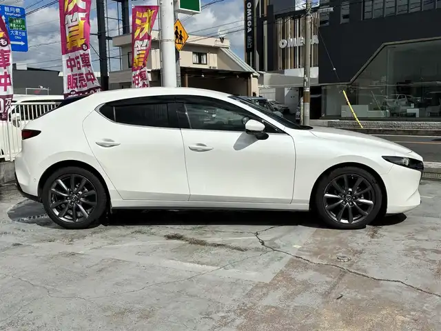 マツダ マツダ３ファストバック 20S Lパッケージ 京都府 2019(令1)年 2.8万km スノーフレイクホワイトパールマイカ ワンオーナー /360°セーフティパッケージ/マツダコネクトナビ/　CD DVD USB HDMI フルセグTV/黒革シート/運転席PWシート/前席シートヒーター/ステアリングヒーター/前後ドラレコ/レーダークルーズ コントロール/BSM /レーンキープアシスト/ヘッドアップディスプレー/パドルシフト/LEDヘッドライト/オートライト/スマートキー×2/新車保証書/取扱説明書