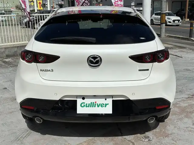 マツダ マツダ３ファストバック 20S Lパッケージ 京都府 2019(令1)年 2.8万km スノーフレイクホワイトパールマイカ ワンオーナー /360°セーフティパッケージ/マツダコネクトナビ/　CD DVD USB HDMI フルセグTV/黒革シート/運転席PWシート/前席シートヒーター/ステアリングヒーター/前後ドラレコ/レーダークルーズ コントロール/BSM /レーンキープアシスト/ヘッドアップディスプレー/パドルシフト/LEDヘッドライト/オートライト/スマートキー×2/新車保証書/取扱説明書