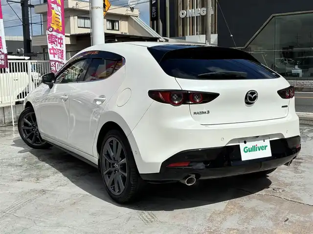 マツダ マツダ３ファストバック 20S Lパッケージ 京都府 2019(令1)年 2.8万km スノーフレイクホワイトパールマイカ ワンオーナー /360°セーフティパッケージ/マツダコネクトナビ/　CD DVD USB HDMI フルセグTV/黒革シート/運転席PWシート/前席シートヒーター/ステアリングヒーター/前後ドラレコ/レーダークルーズ コントロール/BSM /レーンキープアシスト/ヘッドアップディスプレー/パドルシフト/LEDヘッドライト/オートライト/スマートキー×2/新車保証書/取扱説明書