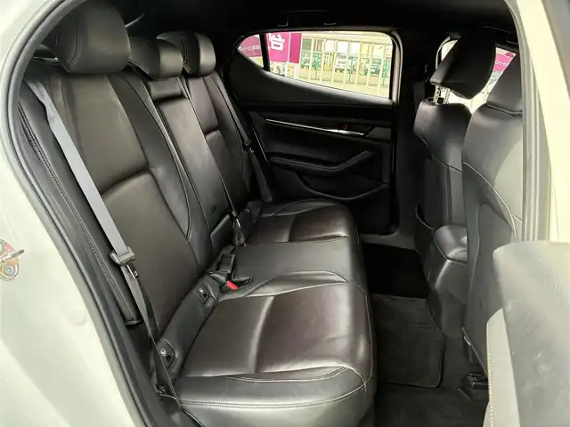 マツダ マツダ３ファストバック 20S Lパッケージ 京都府 2019(令1)年 2.8万km スノーフレイクホワイトパールマイカ ワンオーナー /360°セーフティパッケージ/マツダコネクトナビ/　CD DVD USB HDMI フルセグTV/黒革シート/運転席PWシート/前席シートヒーター/ステアリングヒーター/前後ドラレコ/レーダークルーズ コントロール/BSM /レーンキープアシスト/ヘッドアップディスプレー/パドルシフト/LEDヘッドライト/オートライト/スマートキー×2/新車保証書/取扱説明書