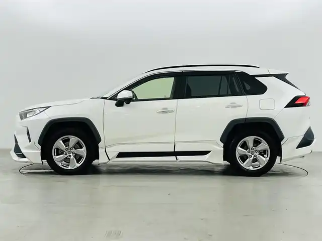 トヨタ ＲＡＶ４ G 福島県 2019(令1)年 6.4万km ホワイトパールクリスタルシャイン 4WD/トヨタセーフティセンス/・プリクラッシュセーフティ/・レーンキープアシスト/・オートマチックハイビーム/・ロードサインアシスト/・レーダークルーズコントロール/・先行車発進告知機能/・ブラインドスポットモニター/・リヤクロストラフィックアラート/・クリアランスソナー/・パーキングサポートブレーキ/ＴＲＤエアロ（フロント／サイド／リア）/純正メモリナビ/・型番：NSZT-Y68T/・CD/DVD/USB/HDMI/Bluetooth/・バックカメラ/・ビルトインＥＴＣ/・純正ドライブレコーダー/・デジタルインナーミラー/パワーバックドア/オートライト/・LEDヘッドライト/・フォグランプ/レザーシート/・全席シートヒーター/・Ｄ席メモリー付パワーシート/純正18インチAW/革巻きステアリング/・ステアリングヒーター/・ステアリングスイッチ/電子パーキングブレーキ/・オートブレーキホールド/ルーフレール