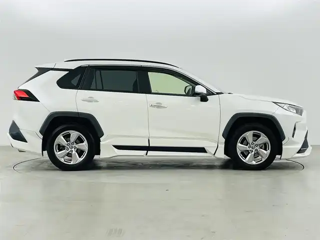 トヨタ ＲＡＶ４ G 福島県 2019(令1)年 6.4万km ホワイトパールクリスタルシャイン 4WD/トヨタセーフティセンス/・プリクラッシュセーフティ/・レーンキープアシスト/・オートマチックハイビーム/・ロードサインアシスト/・レーダークルーズコントロール/・先行車発進告知機能/・ブラインドスポットモニター/・リヤクロストラフィックアラート/・クリアランスソナー/・パーキングサポートブレーキ/ＴＲＤエアロ（フロント／サイド／リア）/純正メモリナビ/・型番：NSZT-Y68T/・CD/DVD/USB/HDMI/Bluetooth/・バックカメラ/・ビルトインＥＴＣ/・純正ドライブレコーダー/・デジタルインナーミラー/パワーバックドア/オートライト/・LEDヘッドライト/・フォグランプ/レザーシート/・全席シートヒーター/・Ｄ席メモリー付パワーシート/純正18インチAW/革巻きステアリング/・ステアリングヒーター/・ステアリングスイッチ/電子パーキングブレーキ/・オートブレーキホールド/ルーフレール