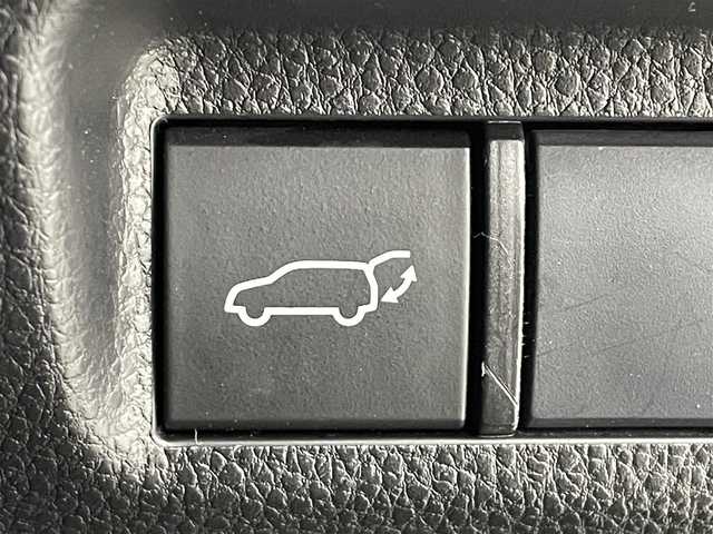 トヨタ ＲＡＶ４ G 道東・釧路十勝 2019(令1)年 6.4万km ホワイトパールクリスタルシャイン 4WD/トヨタセーフティセンス/・プリクラッシュセーフティ/・レーンキープアシスト/・オートマチックハイビーム/・ロードサインアシスト/・レーダークルーズコントロール/・先行車発進告知機能/・ブラインドスポットモニター/・リヤクロストラフィックアラート/・クリアランスソナー/・パーキングサポートブレーキ/ＴＲＤエアロ（フロント／サイド／リア）/純正メモリナビ/・型番：NSZT-Y68T/・CD/DVD/USB/HDMI/Bluetooth/・バックカメラ/・ビルトインＥＴＣ/・純正ドライブレコーダー/・デジタルインナーミラー/パワーバックドア/オートライト/・LEDヘッドライト/・フォグランプ/レザーシート/・全席シートヒーター/・Ｄ席メモリー付パワーシート/純正18インチAW/革巻きステアリング/・ステアリングヒーター/・ステアリングスイッチ/電子パーキングブレーキ/・オートブレーキホールド/ルーフレール