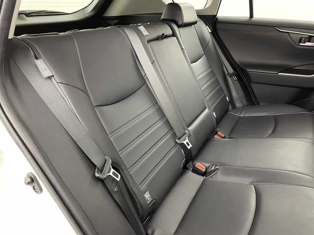 トヨタ ＲＡＶ４ G 道東・釧路十勝 2019(令1)年 6.4万km ホワイトパールクリスタルシャイン 4WD/トヨタセーフティセンス/・プリクラッシュセーフティ/・レーンキープアシスト/・オートマチックハイビーム/・ロードサインアシスト/・レーダークルーズコントロール/・先行車発進告知機能/・ブラインドスポットモニター/・リヤクロストラフィックアラート/・クリアランスソナー/・パーキングサポートブレーキ/ＴＲＤエアロ（フロント／サイド／リア）/純正メモリナビ/・型番：NSZT-Y68T/・CD/DVD/USB/HDMI/Bluetooth/・バックカメラ/・ビルトインＥＴＣ/・純正ドライブレコーダー/・デジタルインナーミラー/パワーバックドア/オートライト/・LEDヘッドライト/・フォグランプ/レザーシート/・全席シートヒーター/・Ｄ席メモリー付パワーシート/純正18インチAW/革巻きステアリング/・ステアリングヒーター/・ステアリングスイッチ/電子パーキングブレーキ/・オートブレーキホールド/ルーフレール